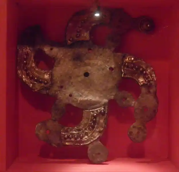 A rounded swastika silver buckle